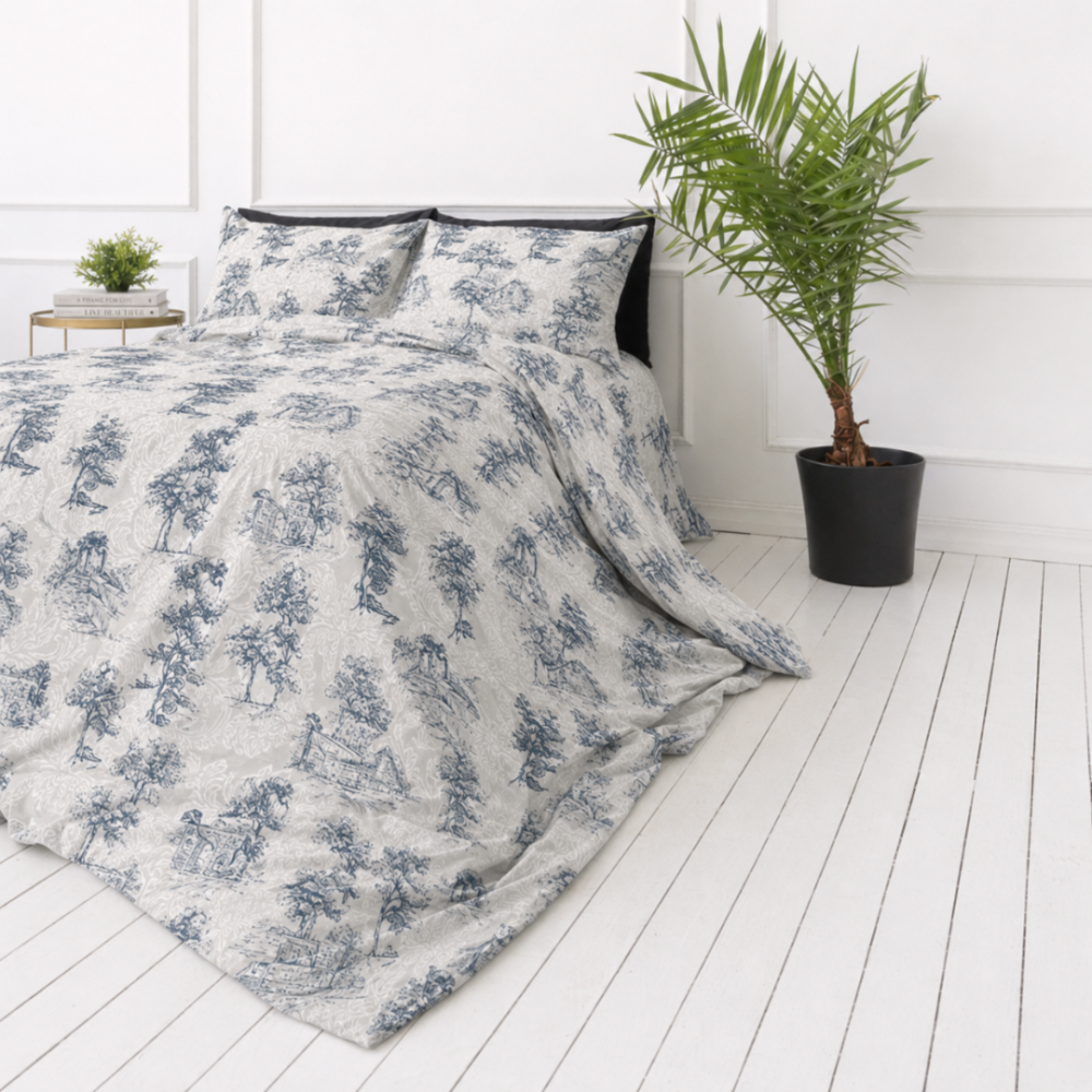 Gultas veļas komplekts „Toile De Jouy Classic“. Rakstaina gultas veļa, 140x200 cm, 200x200 cm, 200x220 cm. Komplektu rotā klasisks “toile” raksts – tumši zilu zīmējumu grupas uz gaiša fona, kas izceļ arhitektūras un dabas elementus. Gultas veļas komplekts „Toile De Jouy Classic“. Rakstaina gultas veļa, 140x200 cm, 200x200 cm, 200x220 cm. Komplektu rotā klasisks “toile” raksts – tumši zilu zīmējumu grupas uz gaiša fona, kas izceļ arhitektūras un dabas elementus.