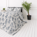 Gultas veļas komplekts „Toile De Jouy Classic“. Rakstaina gultas veļa, 140x200 cm, 200x200 cm, 200x220 cm. Komplektu rotā klasisks “toile” raksts – tumši zilu zīmējumu grupas uz gaiša fona, kas izceļ arhitektūras un dabas elementus. Gultas veļas komplekts „Toile De Jouy Classic“. Rakstaina gultas veļa, 140x200 cm, 200x200 cm, 200x220 cm. Komplektu rotā klasisks “toile” raksts – tumši zilu zīmējumu grupas uz gaiša fona, kas izceļ arhitektūras un dabas elementus.