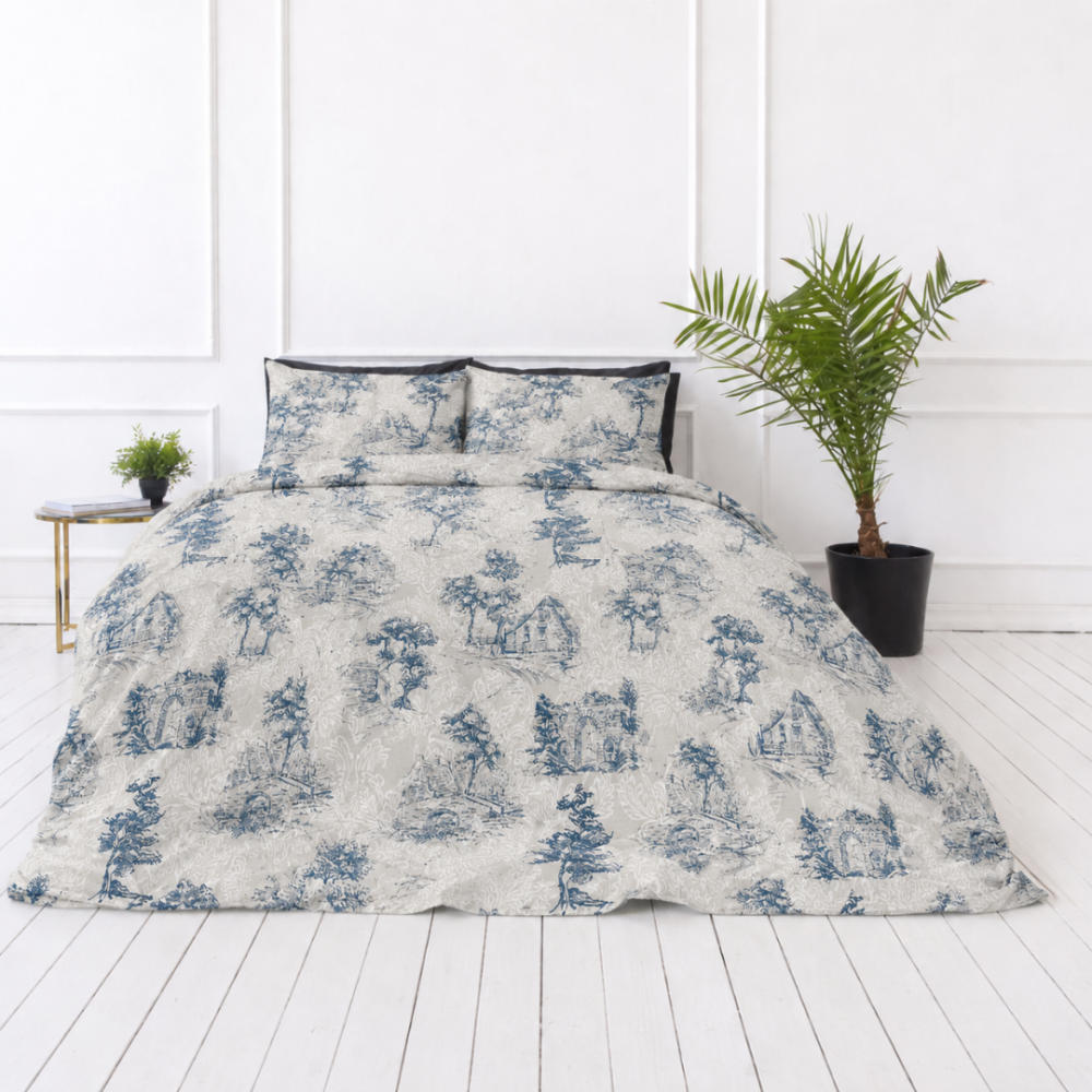 Gultas veļas komplekts „Toile De Jouy Classic“. Rakstaina gultas veļa, 140x200 cm, 200x200 cm, 200x220 cm. Dizainu papildina baltie augļu ornamenti, kuros saplūst koki koku silueti un dekoratīvi risinājumi, piešķirot rakstam vieglumu. Gultas veļas komplekts „Toile De Jouy Classic“. Rakstaina gultas veļa, 140x200 cm, 200x200 cm, 200x220 cm. Dizainu papildina baltie augļu ornamenti, kuros saplūst koki koku silueti un dekoratīvi risinājumi, piešķirot rakstam vieglumu.