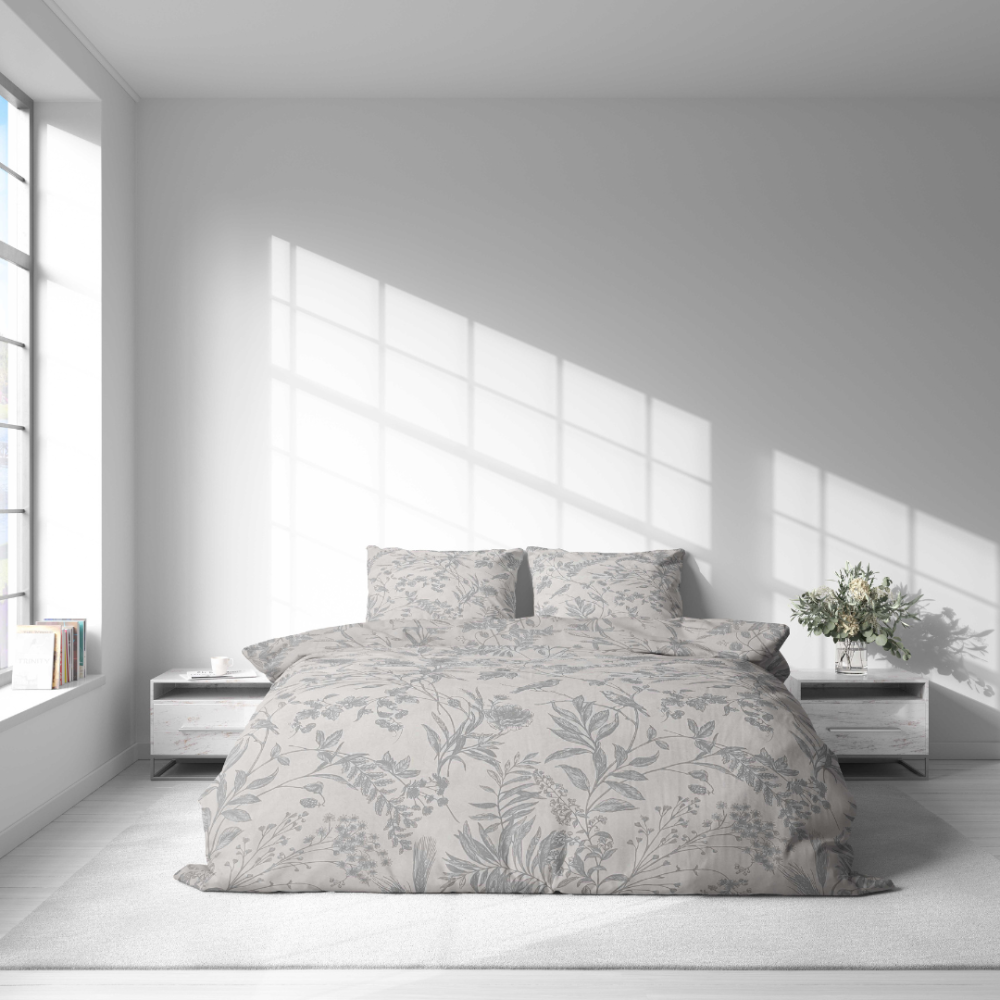 Gultas veļas komplekts „Trel“. Gultas veļas komplekti 140x200, 140x200 cm, 200x200 cm, 200x220 cm. Mīksts pelēks gultasveļas komplekts, kas rotāts ar sarežģītiem pelēkiem meža ziediem un piešķir jūsu telpai dabas pieskārienu.