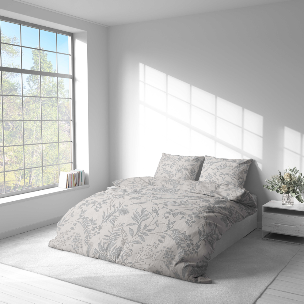 Gultas veļas komplekts „Trel“. Gultas veļas komplekti 140x200, 140x200 cm, 200x200 cm, 200x220 cm. Elegants pelēks gultasveļas komplekts ar smalkiem pelēkiem meža ziedu motīviem, kas lieliski piemērots mierīgam guļamistabas izskatam.