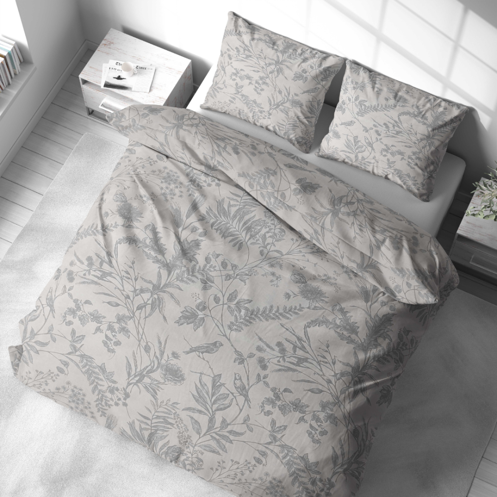 Gultas veļas komplekts „Trel“. Gultas veļas komplekti 140x200, 140x200 cm, 200x200 cm, 200x220 cm. Mierīgs pelēks gultasveļas komplekts ar meža ziedu rakstiem saskaņotos pelēkos toņos harmoniskam stilam.