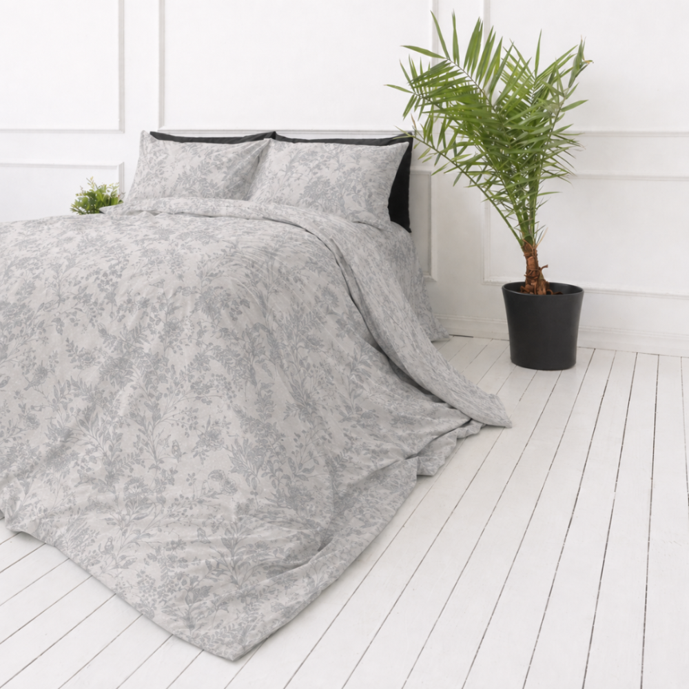 Gultas veļas komplekts „Trel“. Rakstaina gultas veļa, 140x200 cm, 200x200 cm, 200x220 cm. Elegants pelēks gultasveļas komplekts ar smalkiem pelēkiem meža ziedu motīviem, kas lieliski piemērots mierīgam guļamistabas izskatam. Gultas veļas komplekts „Trel“. Rakstaina gultas veļa, 140x200 cm, 200x200 cm, 200x220 cm. Elegants pelēks gultasveļas komplekts ar smalkiem pelēkiem meža ziedu motīviem, kas lieliski piemērots mierīgam guļamistabas izskatam.