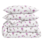 Gultas veļas komplekts „Tulips“. Rakstaina gultas veļa, 140x200 cm, 150x200 cm, 160x200 cm, 180x200 cm, 200x200 cm, 200x220 cm, 220x240 cm. Balts gultas veļas komplekts ar ceriņkrāsas tulpju un pelēcīgi brūnu lapiņu rakstu.