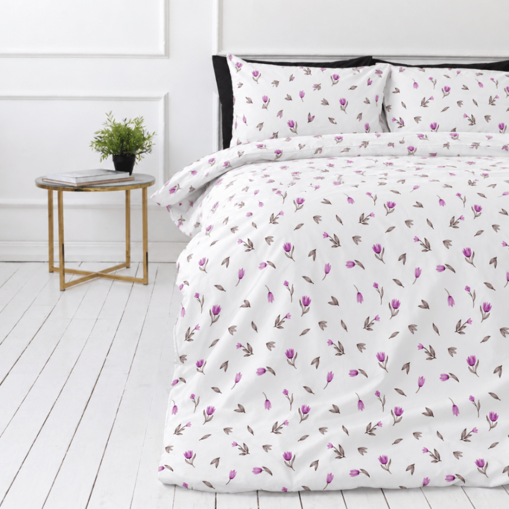Gultas veļas komplekts „Tulips“. Rakstaina gultas veļa, 140x200 cm, 150x200 cm, 160x200 cm, 180x200 cm, 200x200 cm, 200x220 cm, 220x240 cm. Gultas veļas komplekts ar izkaisītiem violetiem tulpju ziediem uz balta fona.