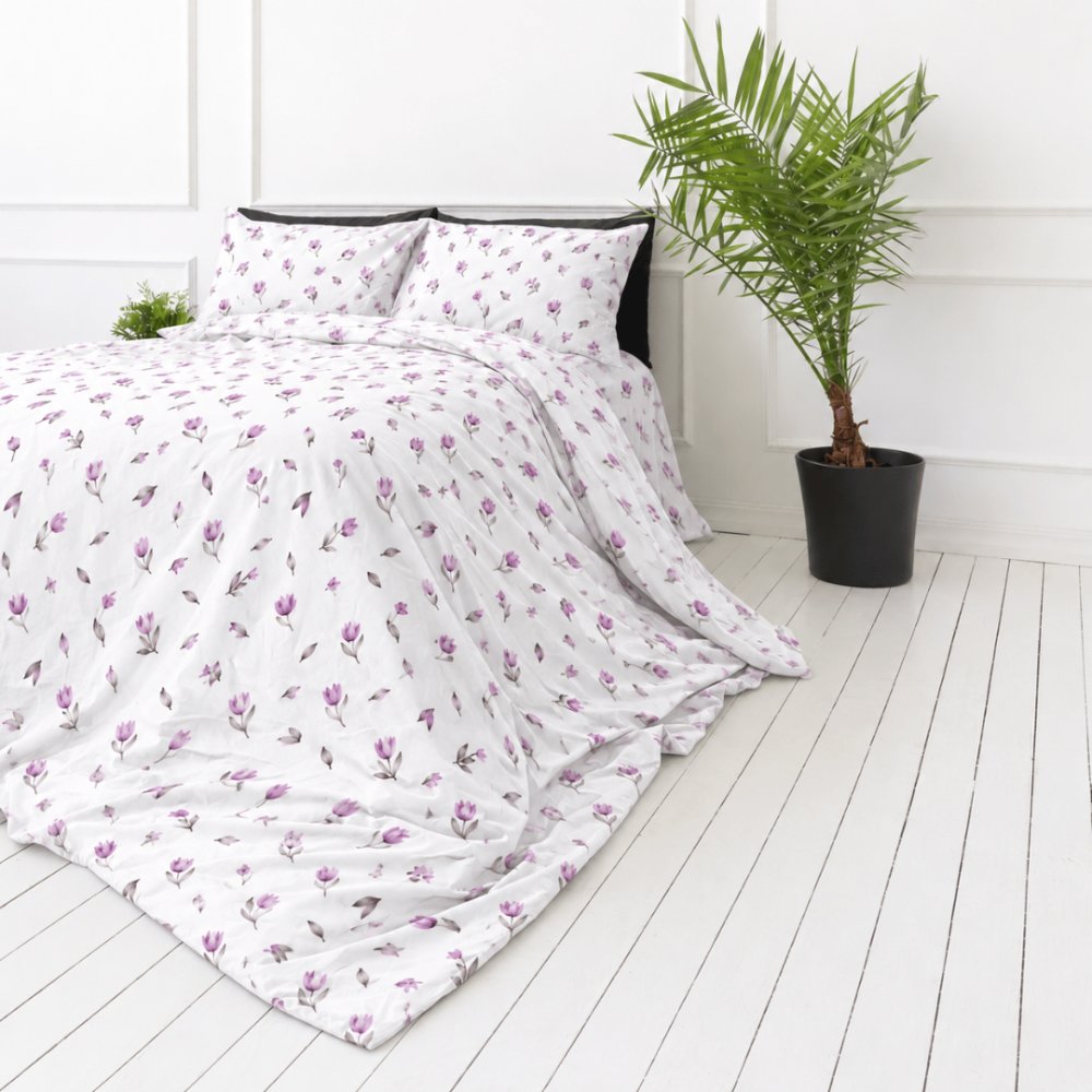 Gultas veļas komplekts „Tulips“. Rakstaina gultas veļa, 140x200 cm, 150x200 cm, 160x200 cm, 180x200 cm, 200x200 cm, 200x220 cm, 220x240 cm. Baltas spilvendrānas ar ceriņkrāsas tulpēm un brūnganiem kātiņiem.