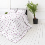 Gultas veļas komplekts „Tulips“. Rakstaina gultas veļa, 140x200 cm, 150x200 cm, 160x200 cm, 180x200 cm, 200x200 cm, 200x220 cm, 220x240 cm. Baltas spilvendrānas ar ceriņkrāsas tulpēm un brūnganiem kātiņiem.