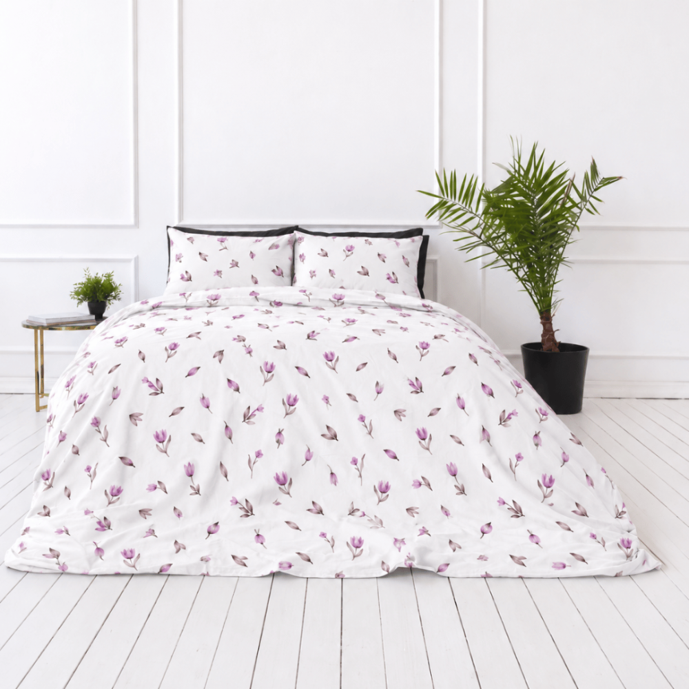 Gultas veļas komplekts „Tulips“. Rakstaina gultas veļa, 140x200 cm, 150x200 cm, 160x200 cm, 180x200 cm, 200x200 cm, 200x220 cm, 220x240 cm. Segas pārvalks ar violetiem ziediem, pumpuriem un pelēcīgi brūnām lapiņām.