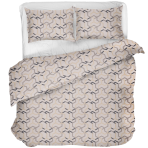 Gultas veļas komplekts „Vibe“. Gultas veļas komplekti 140x200, 140x200 cm, 200x200 cm, 200x220 cm. Gultas komplekts ar modernu ģeometrisku rakstu smilškrāsas fonā ar pelēkiem un melniem akcentiem.