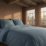 Gultas veļas komplekts „Yale Blue“. Vienkrāsaina gultas veļa, 140x200 cm, 150x200 cm, 160x200 cm, 180x200 cm, 200x200 cm, 200x220 cm, 220x240 cm. Elegants putekļaini zils gultas veļas komplekts ar izsmalcinātu, pieklusinātu tērauda zilu toni un smalkām pelēkām notīm – bagātīga un daudzpusīga krāsa, kas rada mierīgu, taču stilīgu noskaņu. Gultas veļas komplekts „Yale Blue“. Vienkrāsaina gultas veļa, 140x200 cm, 150x200 cm, 160x200 cm, 180x200 cm, 200x200 cm, 200x220 cm, 220x240 cm. Elegants putekļaini zils gultas veļas komplekts ar izsmalcinātu, pieklusinātu tērauda zilu toni un smalkām pelēkām notīm – bagātīga un daudzpusīga krāsa, kas rada mierīgu, taču stilīgu noskaņu.
