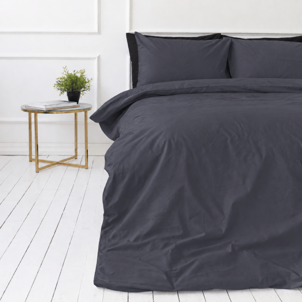 Perkali gultas veļas komplekts „Dark Grey Percale“. Gultas veļas komplekti 150x200, 140x200 cm, 150x200 cm, 160x200 cm, 180x200 cm, 200x200 cm, 200x220 cm, 220x240 cm. Grafītpelēka gultas veļa ar smalku zilganu nokrāsu. Perkali gultas veļas komplekts „Dark Grey Percale“. Gultas veļas komplekti 150x200, 140x200 cm, 150x200 cm, 160x200 cm, 180x200 cm, 200x200 cm, 200x220 cm, 220x240 cm. Grafītpelēka gultas veļa ar smalku zilganu nokrāsu.