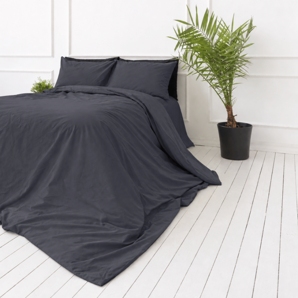 Perkali gultas veļas komplekts „Dark Grey Percale“. Gultas veļas komplekti 150x200, 140x200 cm, 150x200 cm, 160x200 cm, 180x200 cm, 200x200 cm, 200x220 cm, 220x240 cm. Tumši pelēks segas pārvalks bez dekoratīviem motīviem. Perkali gultas veļas komplekts „Dark Grey Percale“. Gultas veļas komplekti 150x200, 140x200 cm, 150x200 cm, 160x200 cm, 180x200 cm, 200x200 cm, 200x220 cm, 220x240 cm. Tumši pelēks segas pārvalks bez dekoratīviem motīviem.