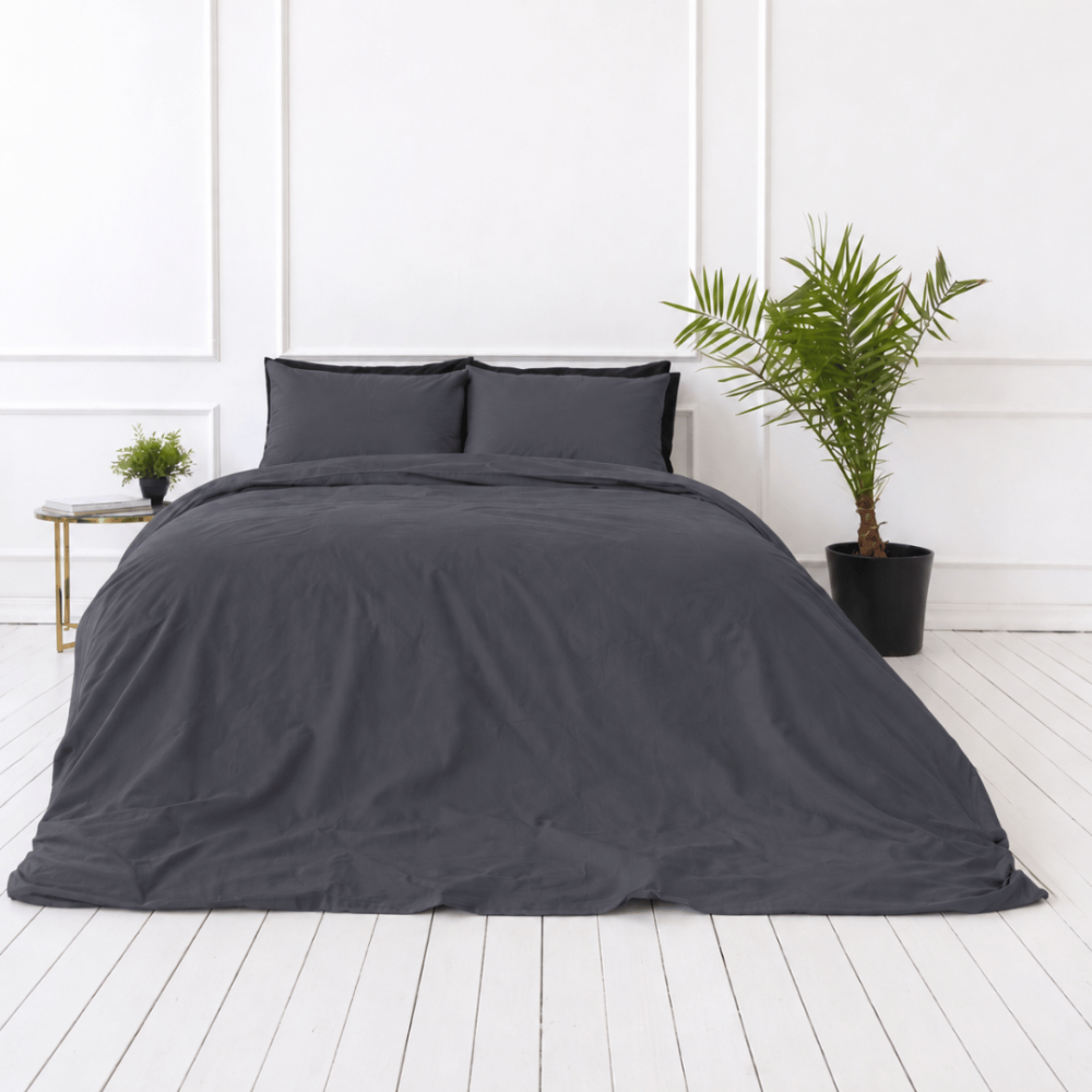 Perkali gultas veļas komplekts „Dark Grey Percale“. Gultas veļas komplekti 150x200, 140x200 cm, 150x200 cm, 160x200 cm, 180x200 cm, 200x200 cm, 200x220 cm, 220x240 cm. Vienkrāsainas antracīt pelēkas spilvendrānas. Perkali gultas veļas komplekts „Dark Grey Percale“. Gultas veļas komplekti 150x200, 140x200 cm, 150x200 cm, 160x200 cm, 180x200 cm, 200x200 cm, 200x220 cm, 220x240 cm. Vienkrāsainas antracīt pelēkas spilvendrānas.