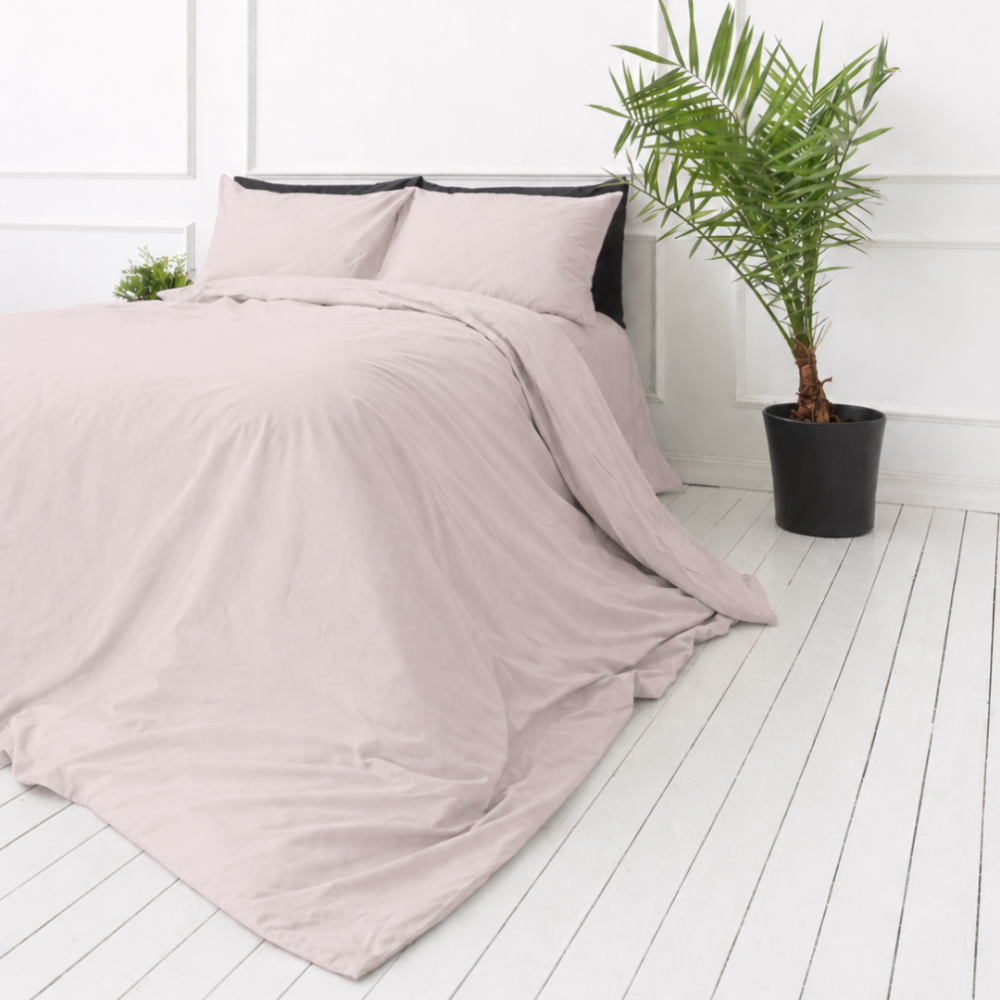 Perkali gultas veļas komplekts „Shell Percale“. Vienkrāsaina gultas veļa, 140x200 cm, 150x200 cm, 160x200 cm, 180x200 cm, 200x200 cm, 200x220 cm, 220x240 cm. Pasteļrozā toņa minimālistisks gultas veļas komplekts. Perkali gultas veļas komplekts „Shell Percale“. Vienkrāsaina gultas veļa, 140x200 cm, 150x200 cm, 160x200 cm, 180x200 cm, 200x200 cm, 200x220 cm, 220x240 cm. Pasteļrozā toņa minimālistisks gultas veļas komplekts.