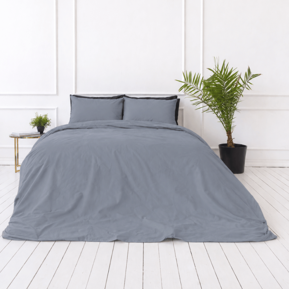 Perkali gultas veļas komplekts „Tradewinds Percale“. Gultas veļas komplekti 150x200, 140x200 cm, 150x200 cm, 160x200 cm, 180x200 cm, 200x200 cm, 200x220 cm, 220x240 cm. Vienkrāsainas spilvendrānas vēsā zilganpelēkā tonī. Perkali gultas veļas komplekts „Tradewinds Percale“. Gultas veļas komplekti 150x200, 140x200 cm, 150x200 cm, 160x200 cm, 180x200 cm, 200x200 cm, 200x220 cm, 220x240 cm. Vienkrāsainas spilvendrānas vēsā zilganpelēkā tonī.