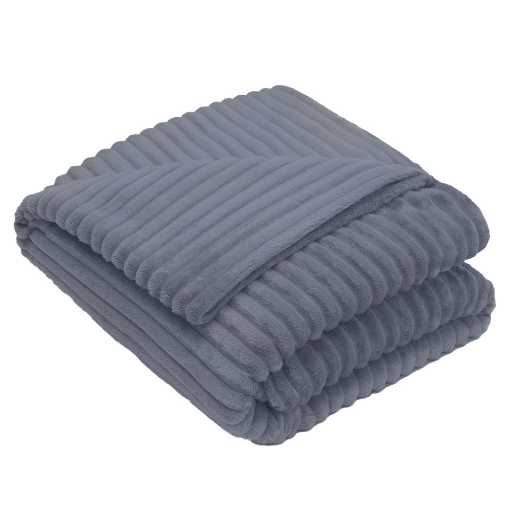 Pleds „Blue Shadow fleece blanket“. Pledi, 200x220 cm. Gaiši zils mīksts pleds ar reljefām svītrām, salocīts uz balta fona
