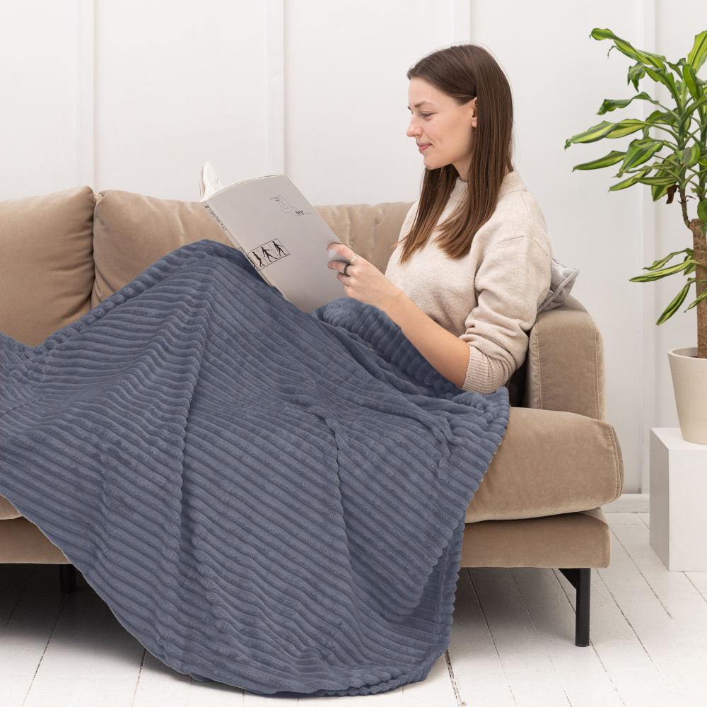 Pleds „Blue Shadow fleece blanket“. Pledi, 200x220 cm. Mīksts un mājīgs gaiši zils pleds ar horizontālām reljefām līnijām