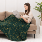 Pleds „Gilded Green fleece blanket“. Pledi, 200x220 cm. Piesātināti zaļš pleds dekorēts ar neregulārām zeltainām marmora līnijām.