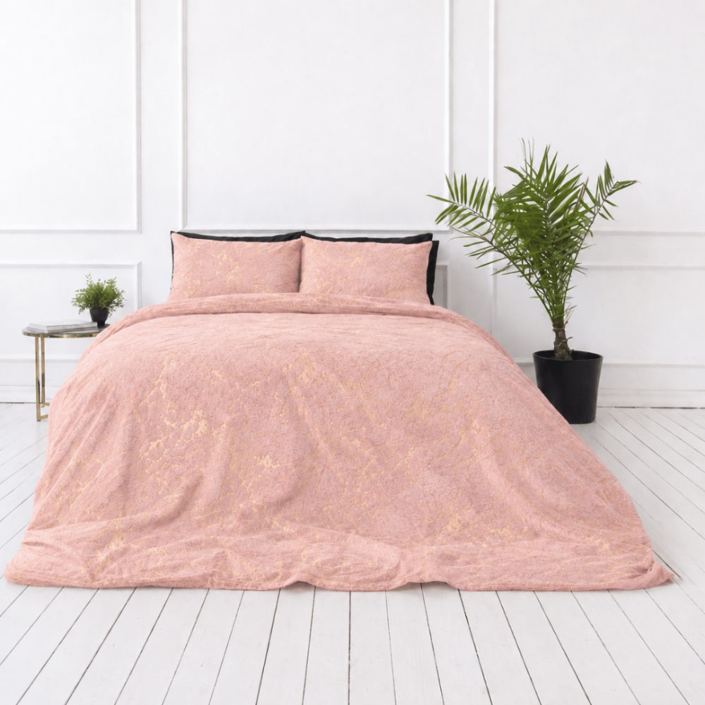 Pļušo gultas veļa „Minky Gilded Rose“. Plīša gultas veļa, 200x220 cm. Gaiši rozā gultas veļa ar izteiksmīgu zeltainu abstraktu marmora rakstu. Pļušo gultas veļa „Minky Gilded Rose“. Plīša gultas veļa, 200x220 cm. Gaiši rozā gultas veļa ar izteiksmīgu zeltainu abstraktu marmora rakstu.