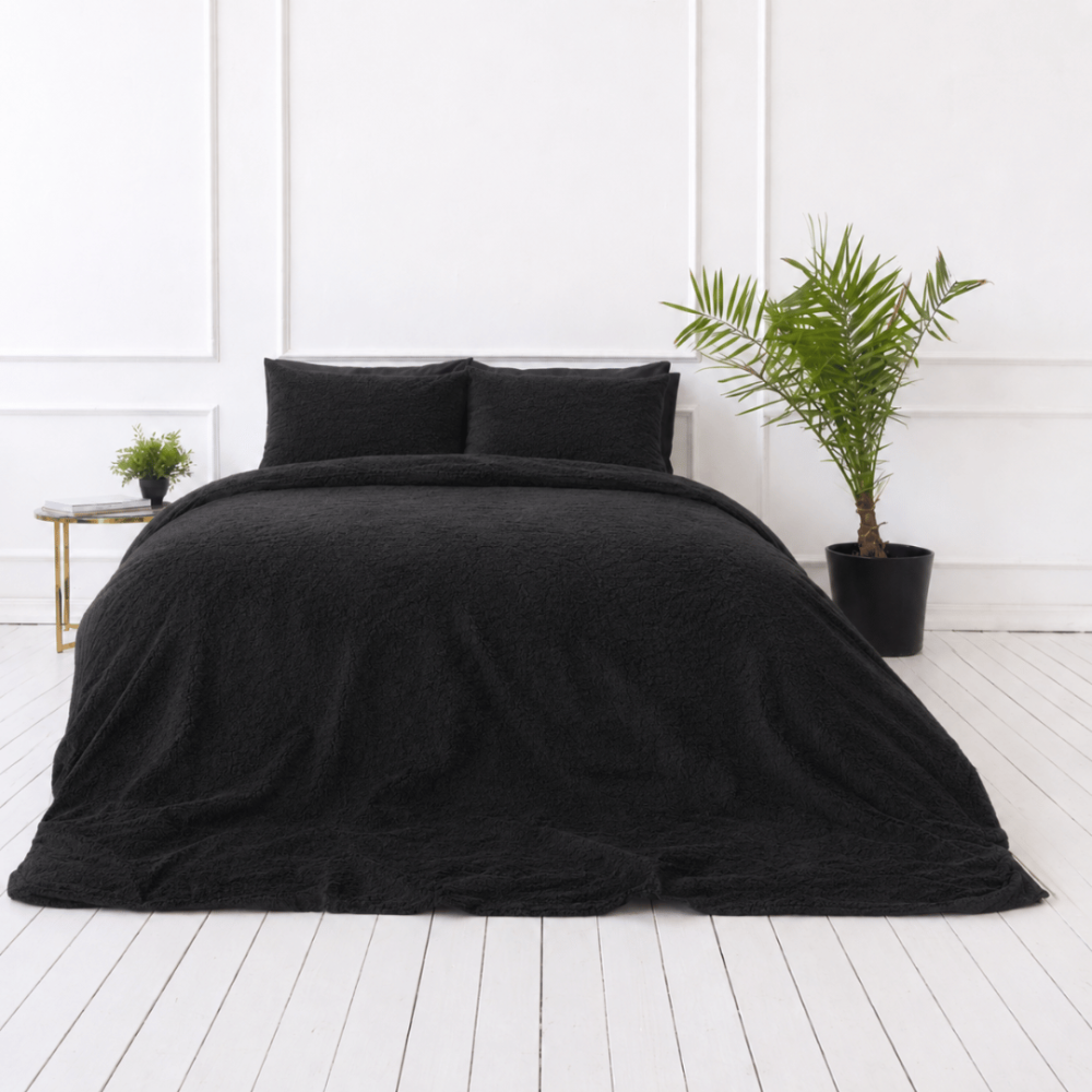 Pļušo gultas veļa „Minky Black“. Vienkrāsaina gultas veļa, 200x220 cm. Mīksts un silts melns plīša gultasveļas komplekts mūsdienīgam interjeram.