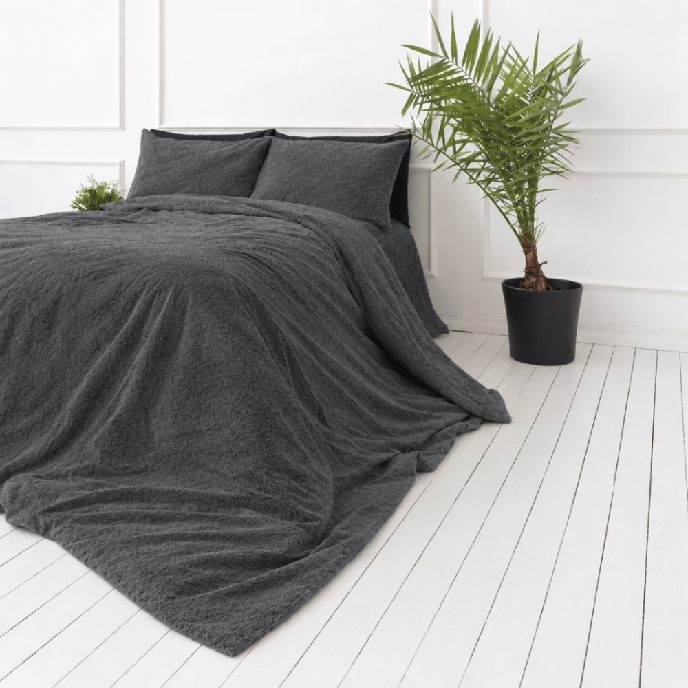 Pļušo gultas veļa „Minky Dark Grey“. Vienkrāsaina gultas veļa, 200x220 cm. Klasisks tumši pelēks plīša gultasveļas komplekts jebkuram interjeram.