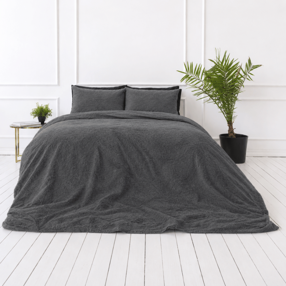 Pļušo gultas veļa „Minky Dark Grey“. Vienkrāsaina gultas veļa, 200x220 cm. Grezns tumši pelēkas krāsas plīša gultasveļas komplekts.