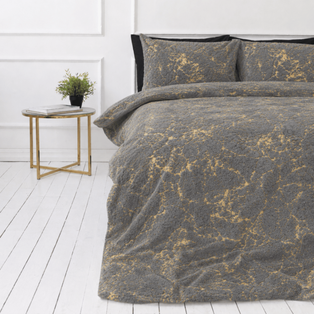 Pļušo gultas veļa „Minky Gilded Grey“. Plīša gultas veļa, 200x220 cm. Tumši pelēka gultas veļa dekorēta ar neregulārām zeltainām marmora līnijām. Pļušo gultas veļa „Minky Gilded Grey“. Plīša gultas veļa, 200x220 cm. Tumši pelēka gultas veļa dekorēta ar neregulārām zeltainām marmora līnijām.