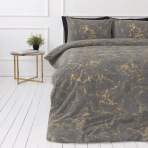Pļušo gultas veļa „Minky Gilded Grey“. Plīša gultas veļa, 200x220 cm. Tumši pelēka gultas veļa dekorēta ar neregulārām zeltainām marmora līnijām. Pļušo gultas veļa „Minky Gilded Grey“. Plīša gultas veļa, 200x220 cm. Tumši pelēka gultas veļa dekorēta ar neregulārām zeltainām marmora līnijām.