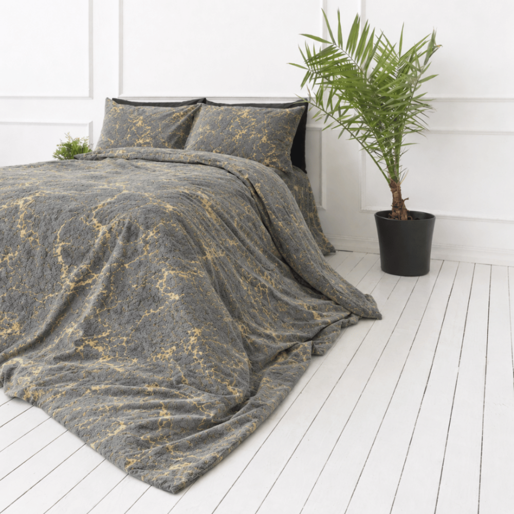 Pļušo gultas veļa „Minky Gilded Grey“. Plīša gultas veļa, 200x220 cm. Pelēks gultas veļas komplekts ar abstraktu zeltainu marmora rakstu. Pļušo gultas veļa „Minky Gilded Grey“. Plīša gultas veļa, 200x220 cm. Pelēks gultas veļas komplekts ar abstraktu zeltainu marmora rakstu.
