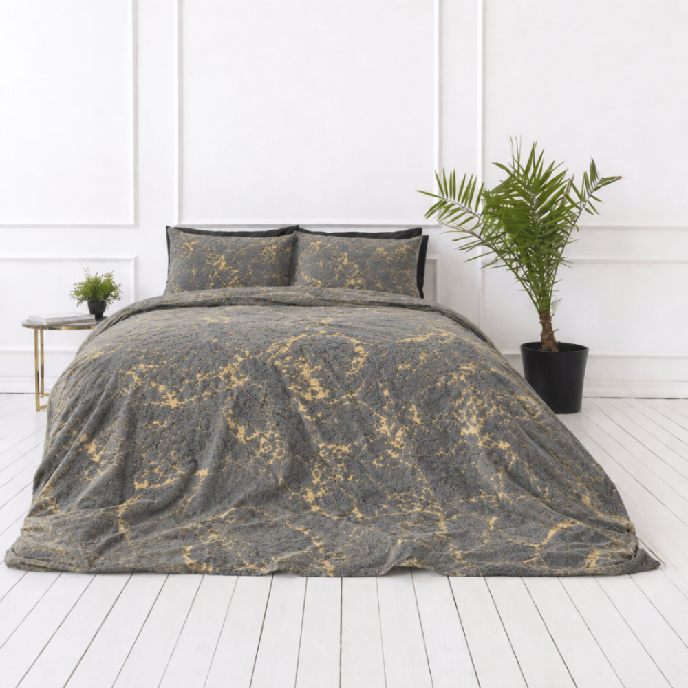 Pļušo gultas veļa „Minky Gilded Grey“. Plīša gultas veļa, 200x220 cm. Piesātināti pelēka gultas veļa ar kontrastējošu zeltainu dzīslojuma dizainu. Pļušo gultas veļa „Minky Gilded Grey“. Plīša gultas veļa, 200x220 cm. Piesātināti pelēka gultas veļa ar kontrastējošu zeltainu dzīslojuma dizainu.