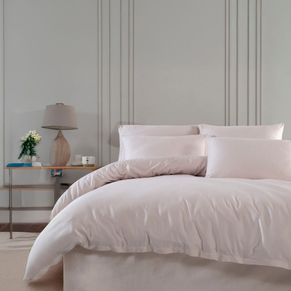 Premium satīns „Beige“. Satīna gultas veļa, 140x200 cm, 200x200 cm, 200x220 cm. Elegants bēša gultas veļas komplekts, piedāvājot maigu, neitrālu toni, radot siltu un aicinošu guļamistabas atmosfēru.