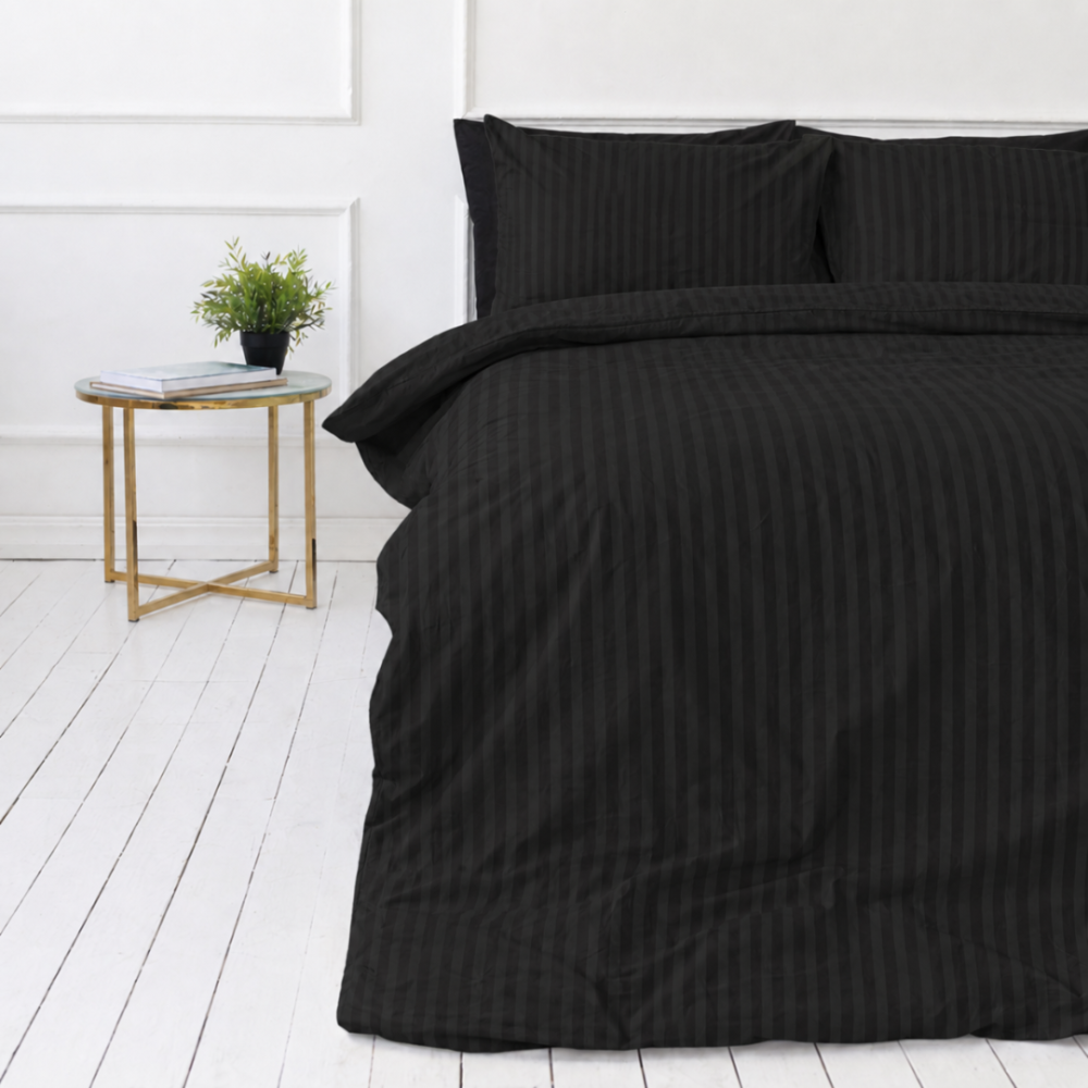 Premium satīna gultas veļas komplekts „Black Stripe Sateen“. Mako satīna gultas veļa, 140x200 cm, 200x200 cm. Kokvilnas komplekts melnā tonī ar smalkām svītrām.
