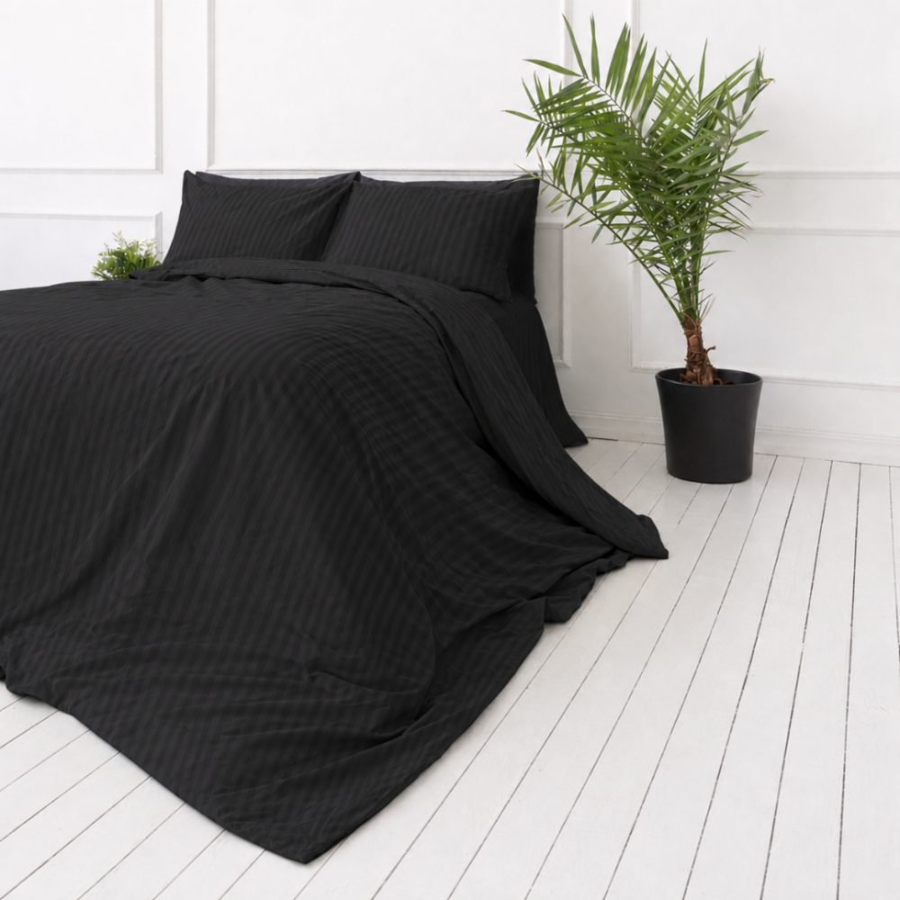 Premium satīna gultas veļas komplekts „Black Stripe Sateen“. Mako satīna gultas veļa, 140x200 cm, 200x200 cm. Elegants svītrains dizains intensīvi melnā.
