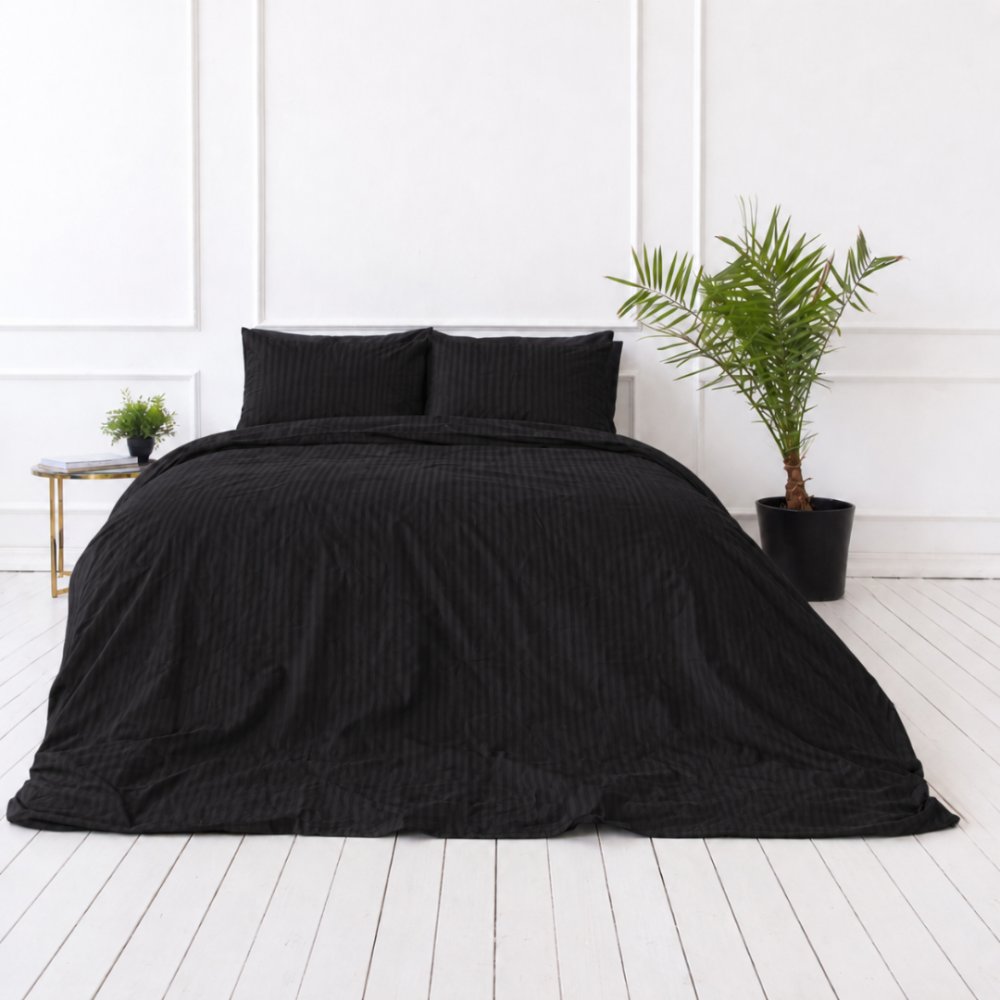 Premium satīna gultas veļas komplekts „Black Stripe Sateen“. Mako satīna gultas veļa, 140x200 cm, 200x200 cm. Klasiska melna gultas veļa ar plānām vertikālām svītrām.