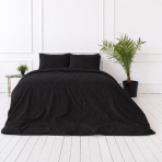 Premium satīna gultas veļas komplekts „Black Stripe Sateen“. Mako satīna gultas veļa, 140x200 cm, 200x200 cm. Klasiska melna gultas veļa ar plānām vertikālām svītrām.