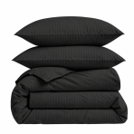 Premium satīna gultas veļas komplekts „Black Stripe Sateen“. Mako satīna gultas veļa, 140x200 cm, 200x200 cm. Melns gultas veļas komplekts ar šaurām ton-on-ton svītrām.