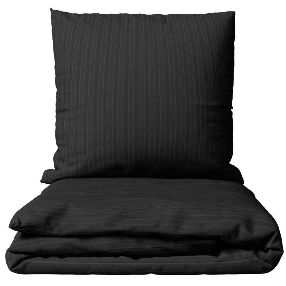 Premium satīna gultas veļas komplekts „Black Stripe Satin“. Satīna gultas veļa, 140x200 cm, 200x200 cm. Melns gultas veļas komplekts ar šaurām ton-on-ton svītrām.