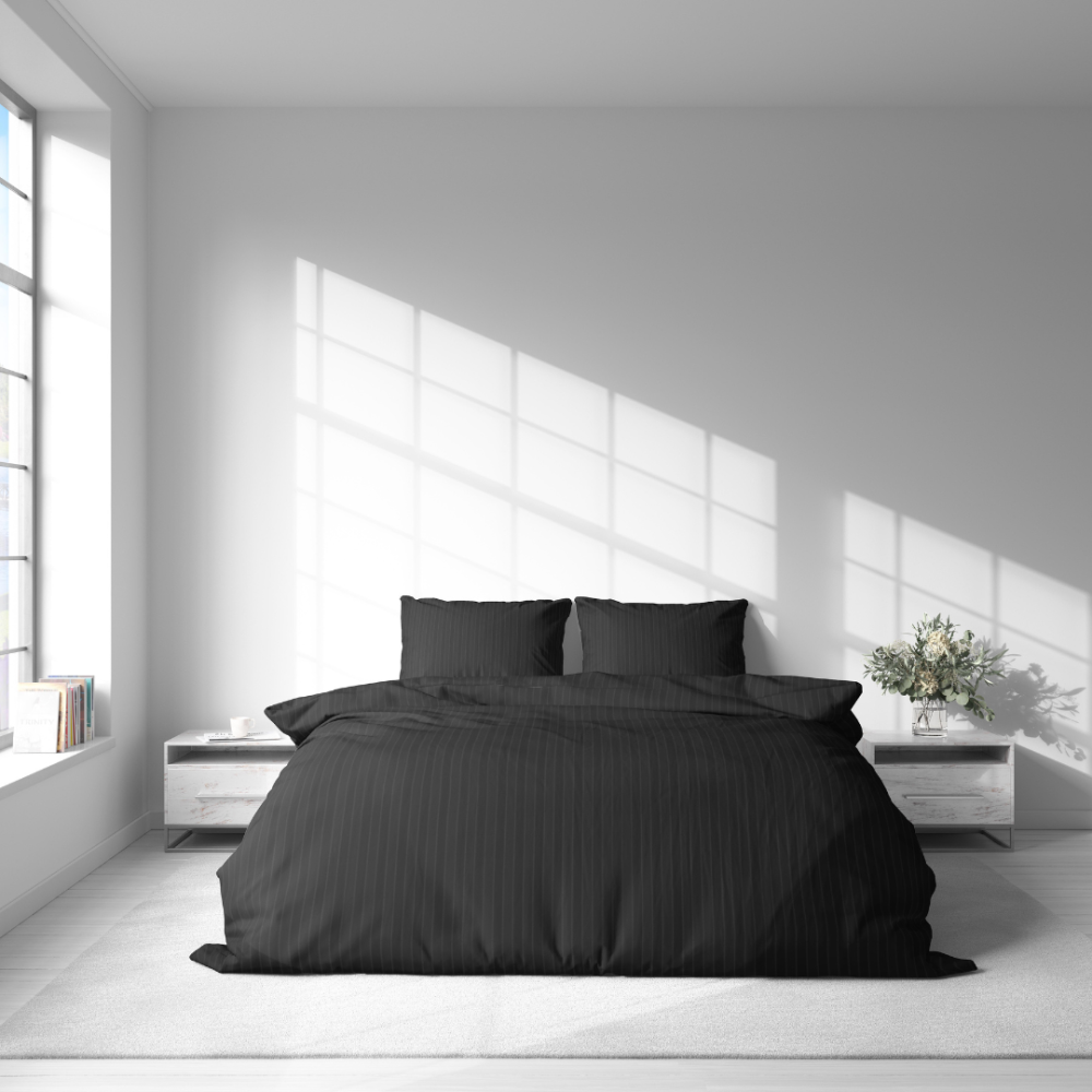 Premium satīna gultas veļas komplekts „Black Stripe Satin“. Satīna gultas veļa, 140x200 cm, 200x200 cm. Kokvilnas komplekts melnā tonī ar smalkām svītrām.