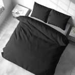 Premium satīna gultas veļas komplekts „Black Stripe Satin“. Satīna gultas veļa, 140x200 cm, 200x200 cm. Klasiska melna gultas veļa ar plānām vertikālām svītrām.