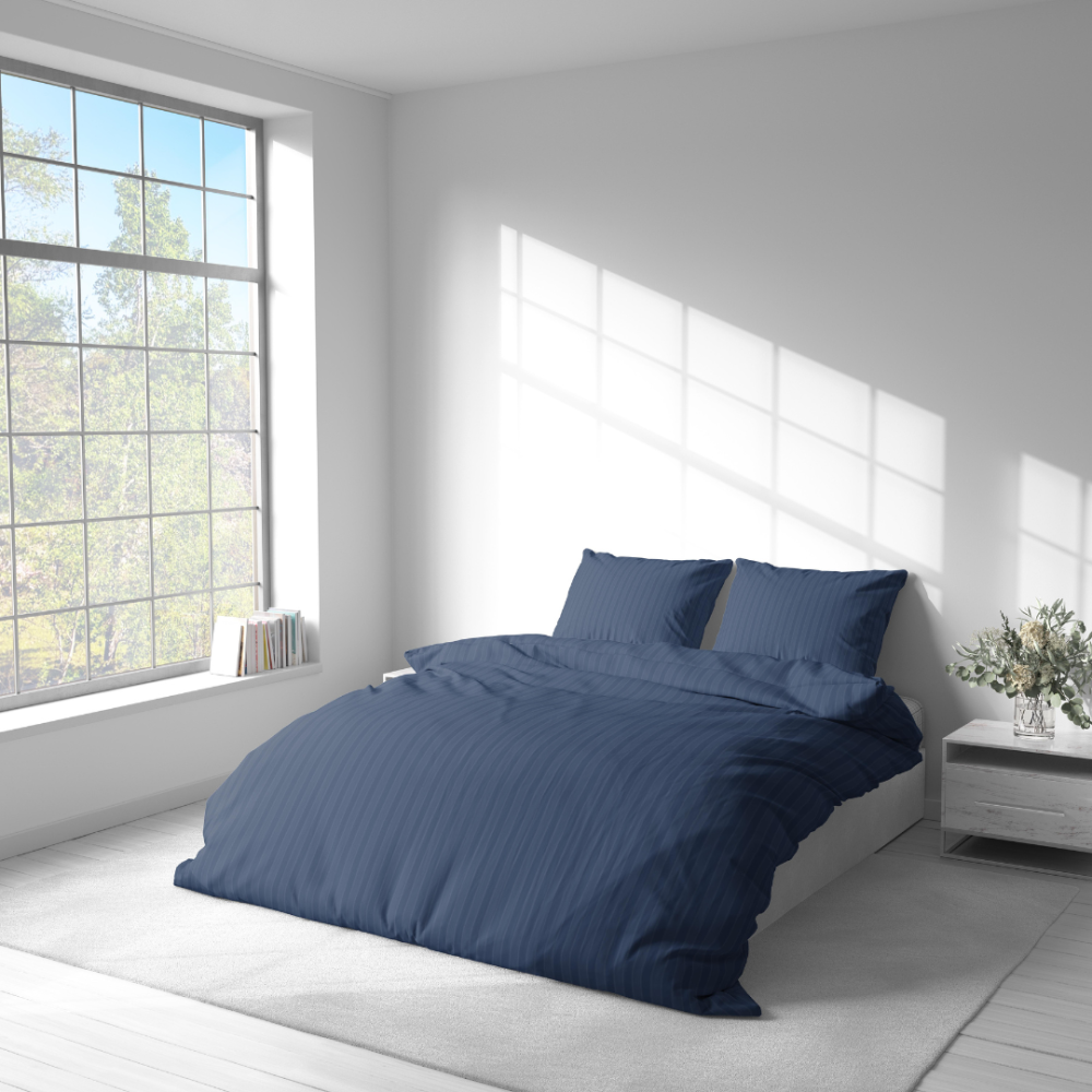 Premium satīna gultas veļas komplekts „Blue Stripe Satin“. Satīna gultas veļa, 140x200 cm, 200x200 cm. Kokvilnas komplekts tumši zilā tonī ar plānām svītrām.