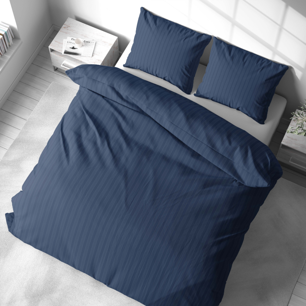 Premium satīna gultas veļas komplekts „Blue Stripe Satin“. Satīna gultas veļa, 140x200 cm, 200x200 cm. Grezns svītrains gultas veļas komplekts intensīvā zilā krāsā.