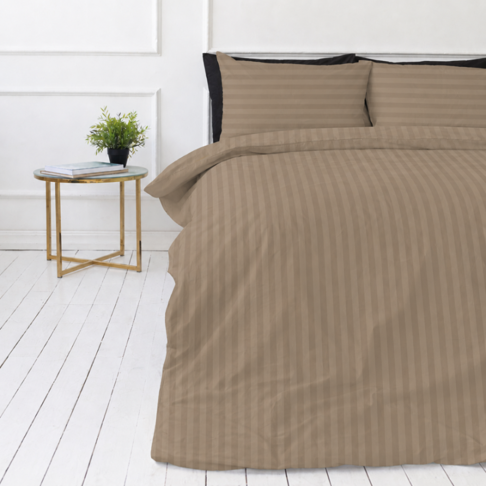 Premium satīns „Brandy Stripe Sateen“. Gultas veļas komplekti 150x200, 140x200 cm, 150x200 cm, 160x200 cm, 180x200 cm, 200x200 cm, 200x220 cm, 220x240 cm. Tumši smilšbrūna toņa gultas veļas komplekts ar svītrām