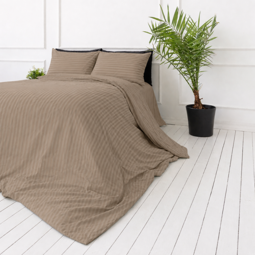 Premium satīns „Brandy Stripe Sateen“. Gultas veļas komplekti 150x200, 140x200 cm, 150x200 cm, 160x200 cm, 180x200 cm, 200x200 cm, 200x220 cm, 220x240 cm. Silti brūns gultas veļas komplekts ar elegantu svītrainu virsmu