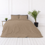 Premium satīns „Brandy Stripe Sateen“. Gultas veļas komplekti 150x200, 140x200 cm, 150x200 cm, 160x200 cm, 180x200 cm, 200x200 cm, 200x220 cm, 220x240 cm. Brūns gultas veļas komplekts ar maigu tonētu svītru efektu