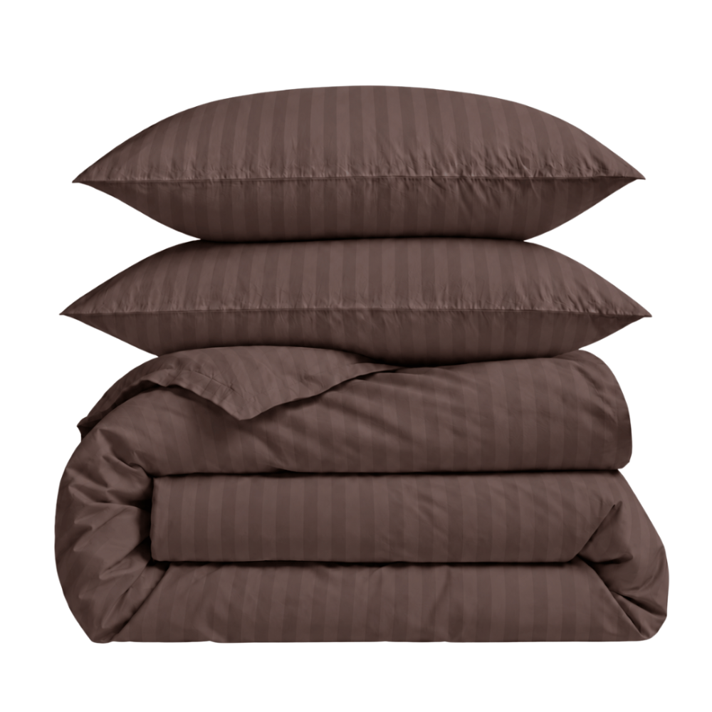 Premium satīns „Brown Stripe Sateen“. Mako satīna gultas veļa, 140x200 cm, 150x200 cm, 160x200 cm, 180x200 cm, 200x200 cm, 200x220 cm, 220x240 cm. Tumši brūns gultas veļas komplekts ar smalku svītru rakstu. Premium satīns „Brown Stripe Sateen“. Mako satīna gultas veļa, 140x200 cm, 150x200 cm, 160x200 cm, 180x200 cm, 200x200 cm, 200x220 cm, 220x240 cm. Tumši brūns gultas veļas komplekts ar smalku svītru rakstu.