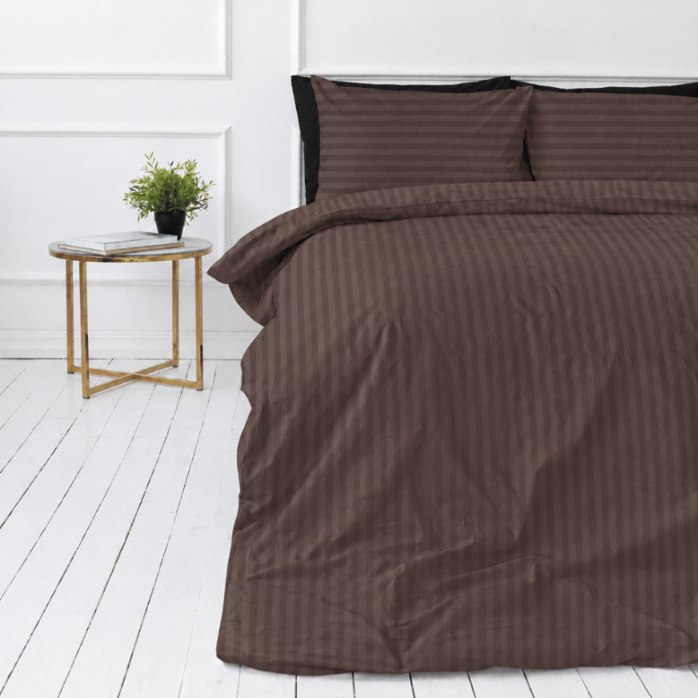 Premium satīns „Brown Stripe Sateen“. Mako satīna gultas veļa, 140x200 cm, 150x200 cm, 160x200 cm, 180x200 cm, 200x200 cm, 200x220 cm, 220x240 cm. Šokolādes brūna gultas veļa ar gaišākām un tumšākām svītrām. Premium satīns „Brown Stripe Sateen“. Mako satīna gultas veļa, 140x200 cm, 150x200 cm, 160x200 cm, 180x200 cm, 200x200 cm, 200x220 cm, 220x240 cm. Šokolādes brūna gultas veļa ar gaišākām un tumšākām svītrām.