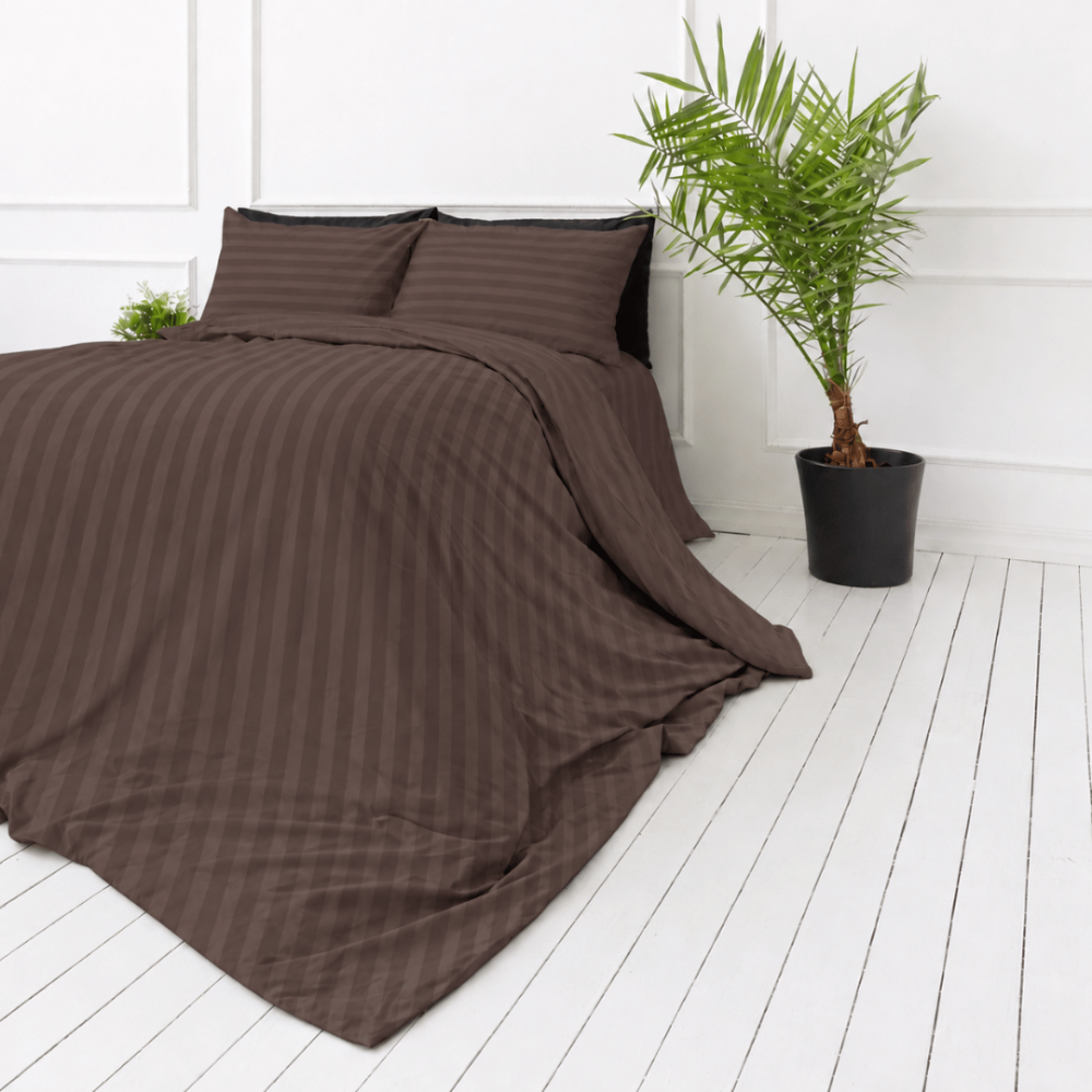 Premium satīns „Brown Stripe Sateen“. Mako satīna gultas veļa, 140x200 cm, 150x200 cm, 160x200 cm, 180x200 cm, 200x200 cm, 200x220 cm, 220x240 cm. Brūns segas pārvalks ar vertikālām svītrām līdzīgos toņos. Premium satīns „Brown Stripe Sateen“. Mako satīna gultas veļa, 140x200 cm, 150x200 cm, 160x200 cm, 180x200 cm, 200x200 cm, 200x220 cm, 220x240 cm. Brūns segas pārvalks ar vertikālām svītrām līdzīgos toņos.