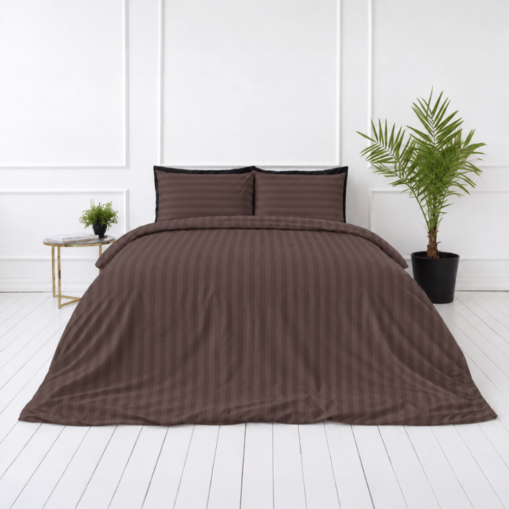 Premium satīns „Brown Stripe Sateen“. Mako satīna gultas veļa, 140x200 cm, 150x200 cm, 160x200 cm, 180x200 cm, 200x200 cm, 200x220 cm, 220x240 cm. Tumši brūnas spilvendrānas ar horizontālām svītrām. Premium satīns „Brown Stripe Sateen“. Mako satīna gultas veļa, 140x200 cm, 150x200 cm, 160x200 cm, 180x200 cm, 200x200 cm, 200x220 cm, 220x240 cm. Tumši brūnas spilvendrānas ar horizontālām svītrām.