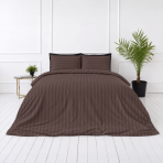 Premium satīns „Brown Stripe Sateen“. Mako satīna gultas veļa, 140x200 cm, 150x200 cm, 160x200 cm, 180x200 cm, 200x200 cm, 200x220 cm, 220x240 cm. Tumši brūnas spilvendrānas ar horizontālām svītrām. Premium satīns „Brown Stripe Sateen“. Mako satīna gultas veļa, 140x200 cm, 150x200 cm, 160x200 cm, 180x200 cm, 200x200 cm, 200x220 cm, 220x240 cm. Tumši brūnas spilvendrānas ar horizontālām svītrām.