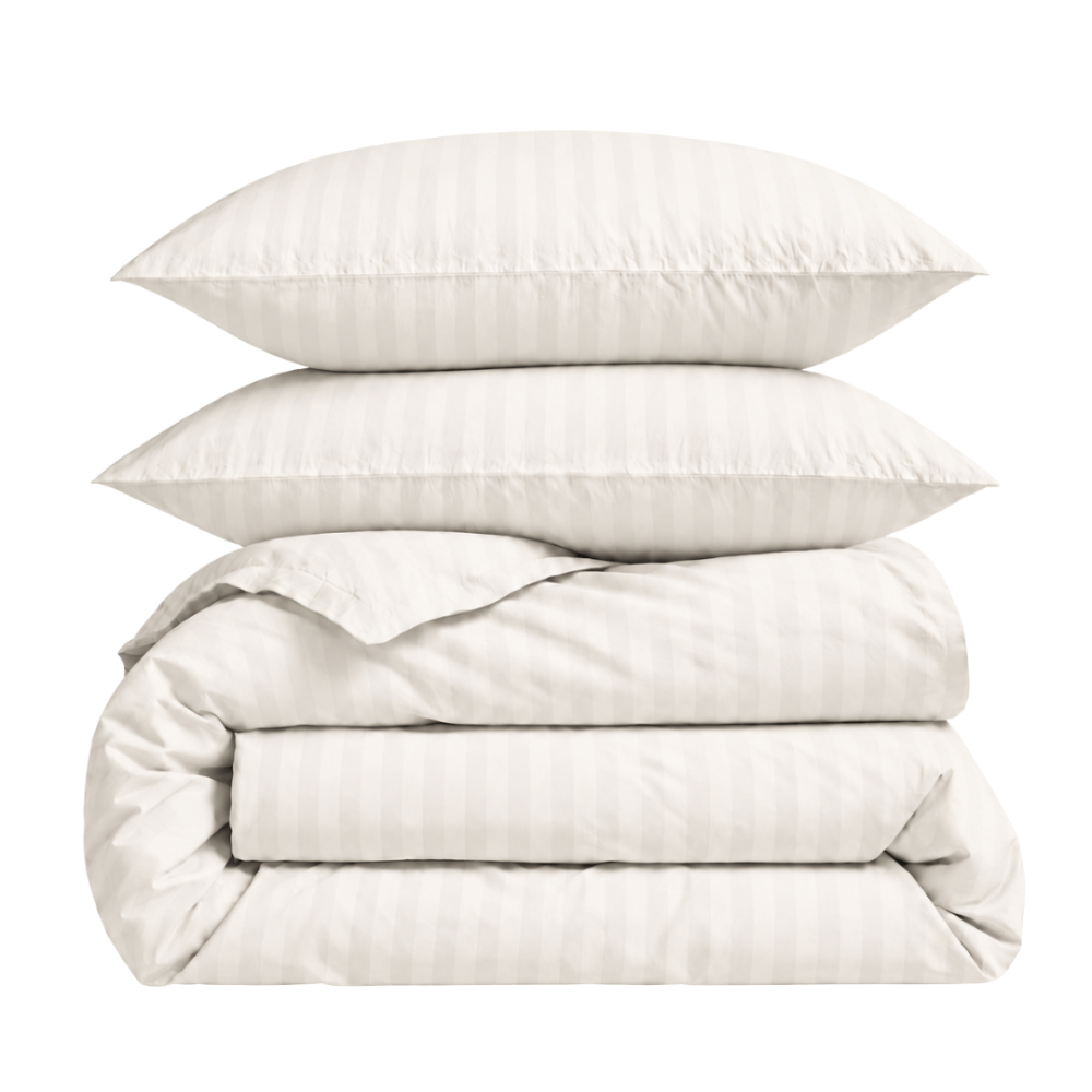 Premium satīns „Snow White Stripe Sateen“. Mako satīna gultas veļa, 140x200 cm, 150x200 cm, 160x200 cm, 180x200 cm, 200x200 cm, 200x220 cm, 220x240 cm. Krēmbalts gultas veļas komplekts ar smalku svītru rakstu. Premium satīns „Snow White Stripe Sateen“. Mako satīna gultas veļa, 140x200 cm, 150x200 cm, 160x200 cm, 180x200 cm, 200x200 cm, 200x220 cm, 220x240 cm. Krēmbalts gultas veļas komplekts ar smalku svītru rakstu.